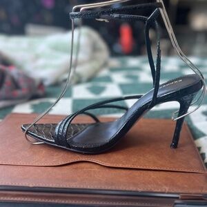 Express/Size 8/ Black/crocodile trim